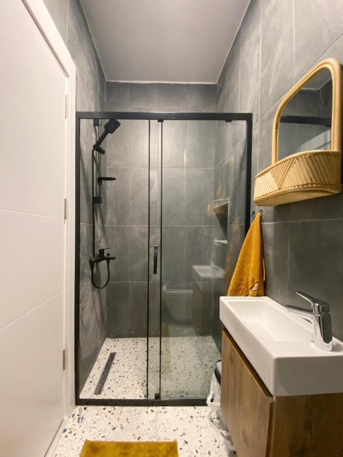 Cosy Flat With A Garden In Central Kadikoy Istanbul Exterior photo